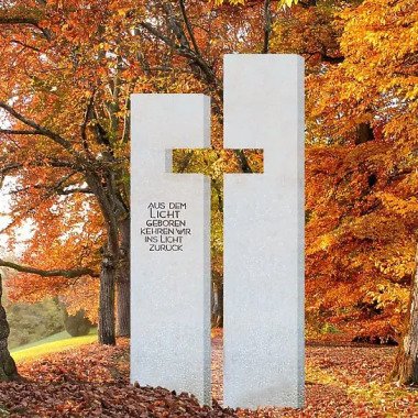 Naturstein Grabmal mit Kreuz Gestaltet
