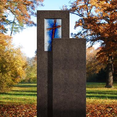 Zweigeteilter Granit Einzel Grabstein mit Glas Symbol Kreuz Amancio Crucis