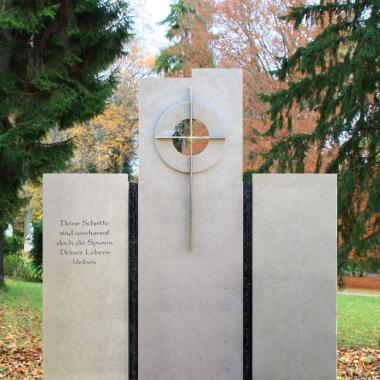 Ausgefallener Grabstein aus Kalkstein & Denkmal Familiengrab Naturstein groß mit Kreuz Soleil
