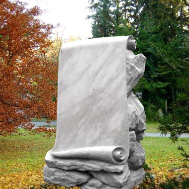 Ausgefallener Grabstein in Weiß & Marmor Grabstein weiß mit Schriftrolle