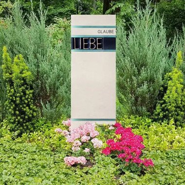 Gedenkstein modern farbig mit Inschrift Listra