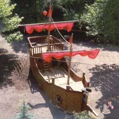 Großes Kinder Spielschiff aus Holz mit Steuerrad