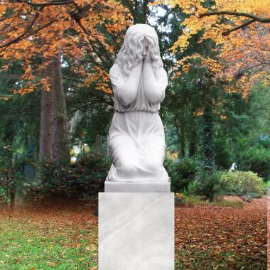 Heller Grabstein mit trauernder Frauen Skulptur