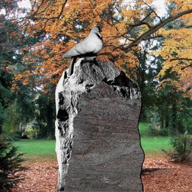 Granit Findling Urnengrab Stein mit Taube Slavia