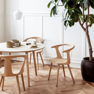 &tradition- In Between Design Esszimmer-Stuhl aus Holz mit Armlehnen