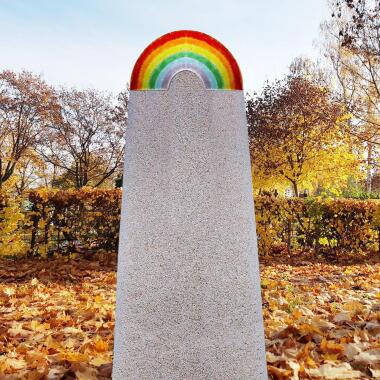 Urnengrabstein aus Granit & Urnengrabmal Kalkstein mit Glas Regenbogen