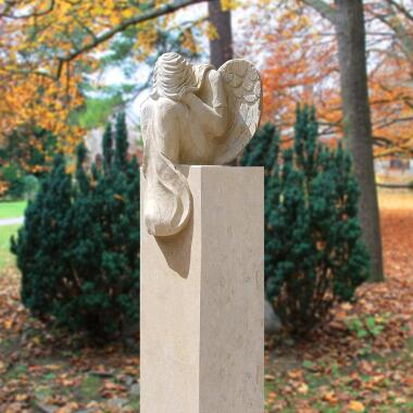 Grabstele Kalkstein mit Engel Bildhauer Leonie