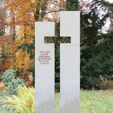 Besonderes Grabdenkmal aus Naturstein mit Kreuz Antonio