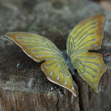 Gelber Schmetterling aus Bronze als Gartenskulptur