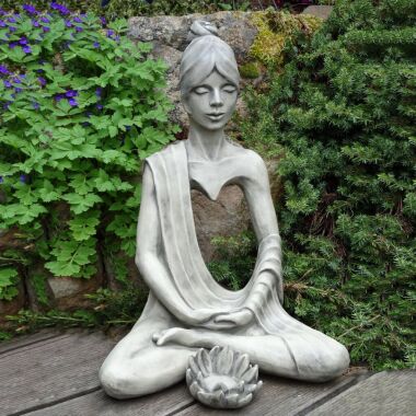 Meditierende Gartenskulptur aus Steinguss