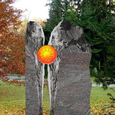 Rustikaler Grabstein zweiteilig mit Glas Sonne Majestroso