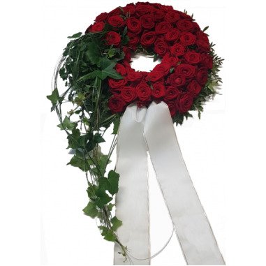 Trauerkranz Bestattung mit frischen roten Rosen