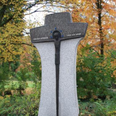 Moderner Grabstein Naturstein Kreuz mit Jesus Solanto