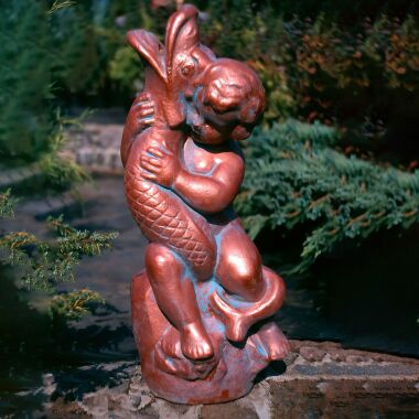 Wasserspeier Figur aus Steinguss für die Teich Gestaltung Junge hält Fisch I