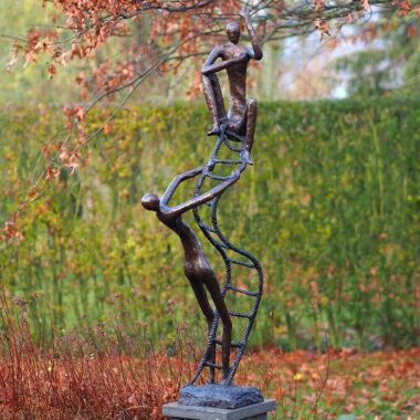 Abstrakte Deko Bronzefigur Menschen mit Leiter