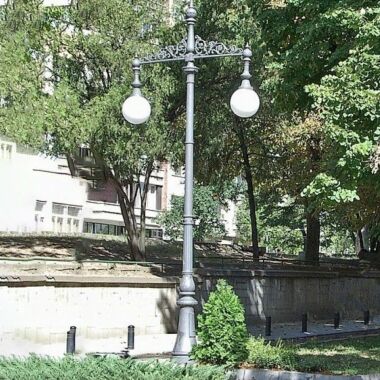 Große dekorative Parklampe aus Gusseisen