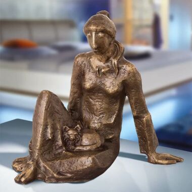 Sitzende Bronzefrau mit Katze im Schoß Die