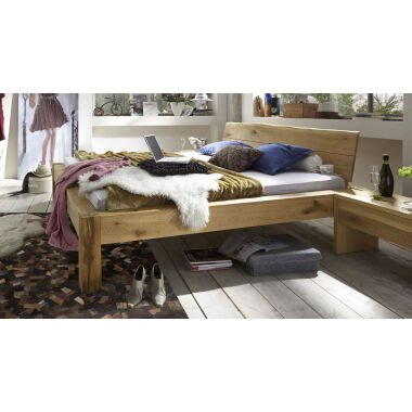 Bett aus Massivholz Wildeiche natur mit Baumkante