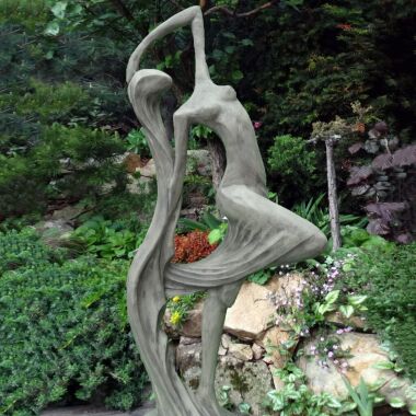 Moderne Gartenskulptur aus Steinguss tanzende