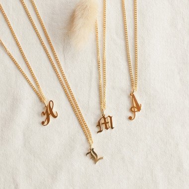 Namenskette aus Gold & Initiale Halskette Mit Bordsteinkette Von Caitlynminimalist