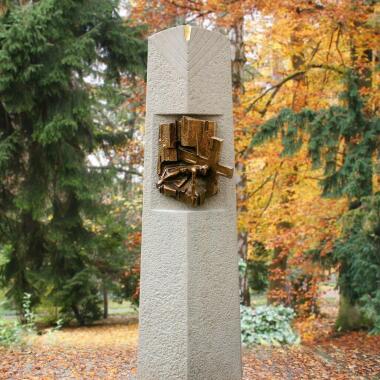 Grabstein für Einzelgrab mit Figur & Stilvoller Grabstein mit Bronze Christus