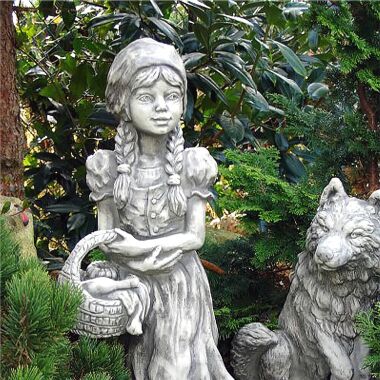 Mädchen Skulptur mit Korb aus Steinguss Viseria