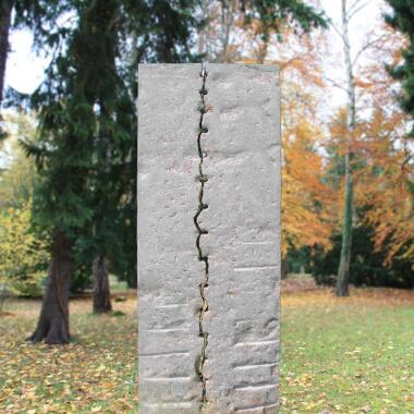 Grabdenkmal Naturstein vom Steinmetz mit Riss Svevo