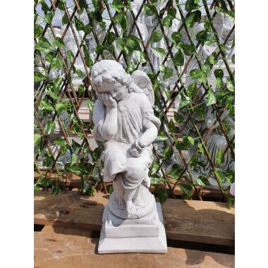 Gartenfigur Engel sitzend auf Säule, antik