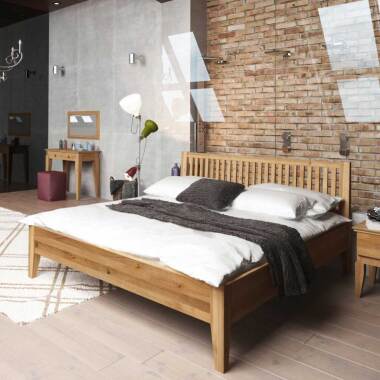 Schlafzimmer Bett aus Wildeiche Massivholz geölt