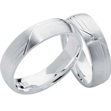 Ringe aus Silber, längsmatt, mit verschnittenen diagonalen Fugen und wahlweis...
