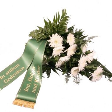 Angebot der Woche-Trauerstrauß mit weißen Chrysanthemen mit Trauerschleife
