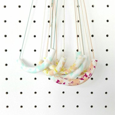 Sommerschmuck in Pastell & Verstellbare Sprung-Halskette/Rohr Weiß Und