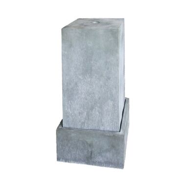 Hoher Quellstein mit Auffangschale aus Stahl