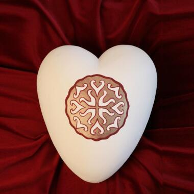 Ausgefallene Urne mit Herz & Spezielle Herz Tonurne mit Ornament in Weiß