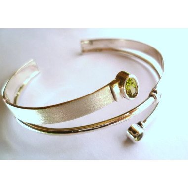 Kharma Silber Spiral Armband Mit Perfekt Grüne Peridot