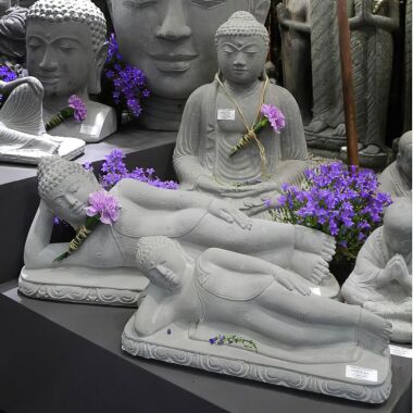 Liegende Buddha Steinfigur aus Steinguss / 80 cm