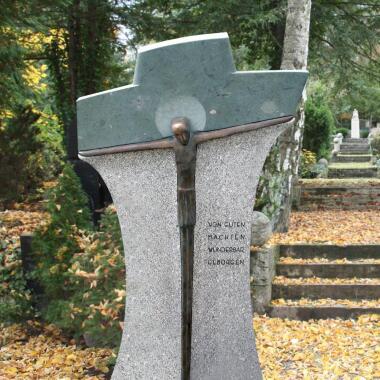 Familiengrabstein Doppelgrab mit Jesus & Doppelgrabstein Granit & Bronze Jesus Kreuz Benedetto
