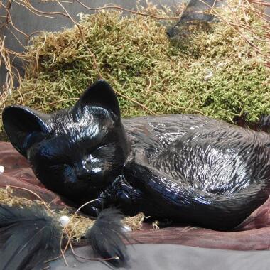 Besondere Haustierurne in Form einer schlafenden Katze  Alavus / Katze liegend schwarz
