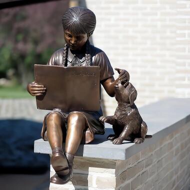 Gedenkstein Hund & Mädchen mit Hund liest im Buch Kinder Bronzeskulptur