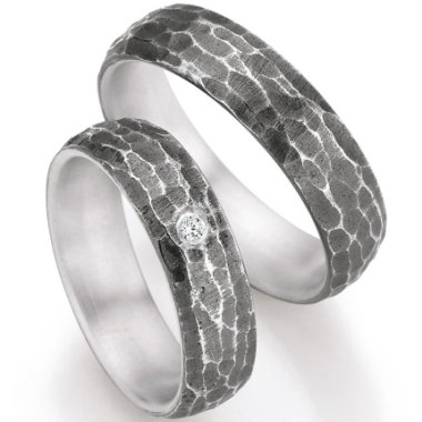 Ringpaar mit Hammerschlag aus schwarz rhodiniertem Silber