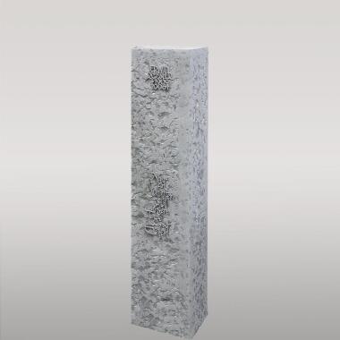 Moderne Doppelgrab Grabstele aus hellem handwerklichem Kalkstein Caserta Orbi
