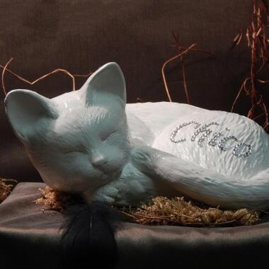 Besondere Haustierurne in Form einer schlafenden Katze  Alavus / Katze liegend weiß