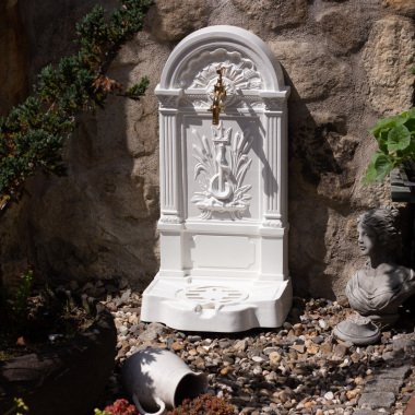 Gartenbrunnen mit Schlangenmotiv, Zapfstelle, Brunnen, Standbrunnen weiß