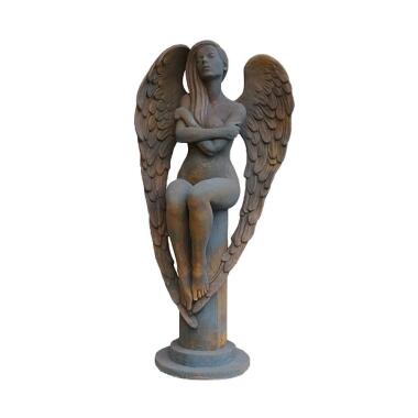 Sitzende Engelfigur mit Podest aus Steinguss Fiona / Eisenoxid