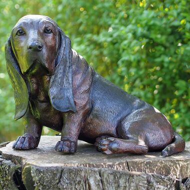 Basset Hundefigur sitzt Garten Bronzestatue
