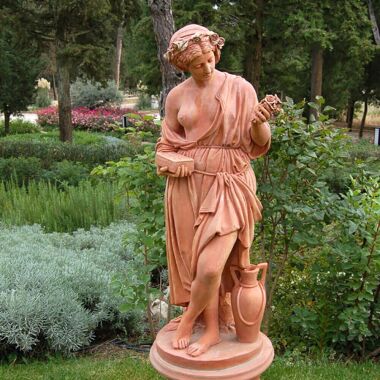 Frauen Skulptur mit Rosenkranz und Krug Eudokia