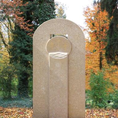 Außergewöhnlicher Urnengrabstein vom Bildhauer Classico