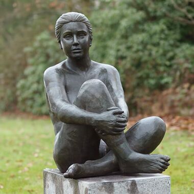 Bronzefigur mit nackter Frau für den Garten Ellena