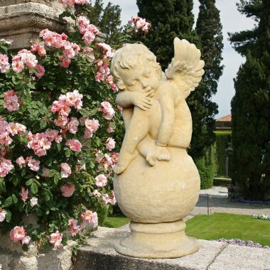 Garten Engel Skulptur mit Kugel Amor / Antikgrau