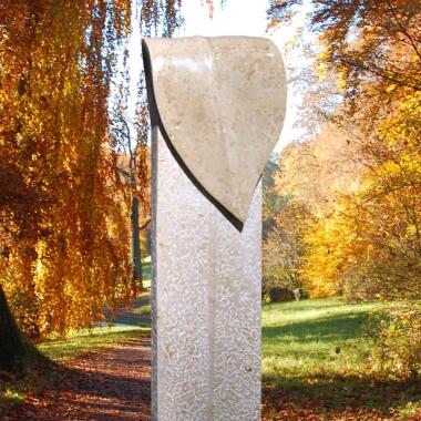 Moderner Naturgrabstein vom Bildhauer mit Blatt Millet